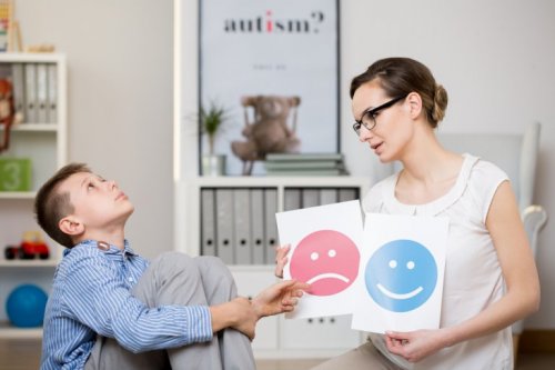 Kind mit Aspergersyndrom beim Lernen