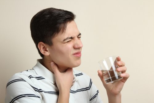 Schmerzen beim Trinken ein Symptome von Zungenkrebs