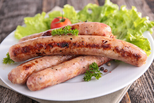 Wurst und Fleisch sind gefährliche Nahrungsmittel für Babys