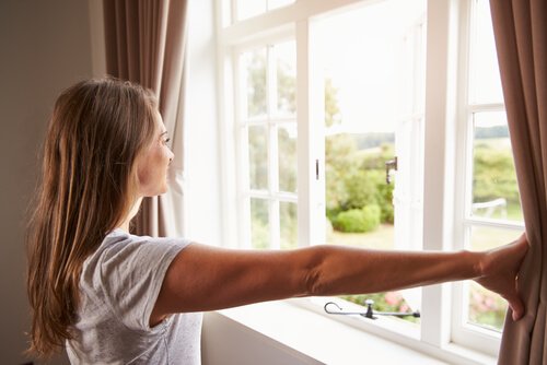 Fenster und Türen öffnen für energetische Reinigung