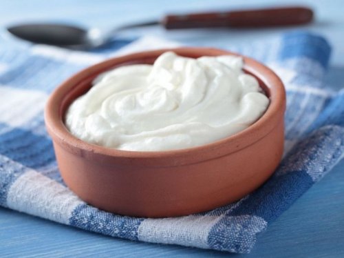 Naturjoghurt und ätherisches Teebaumöl für einen ausgeglichenen pH-Wert in Intimbereich