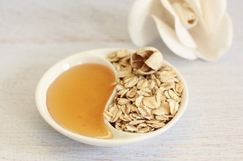 Hafer-Honig-Ei-Maske als Naturheilmittel gegen hängende Augenlider