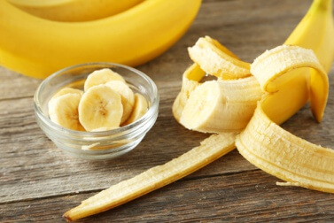 Masken für seidiges Haar mit Bananen