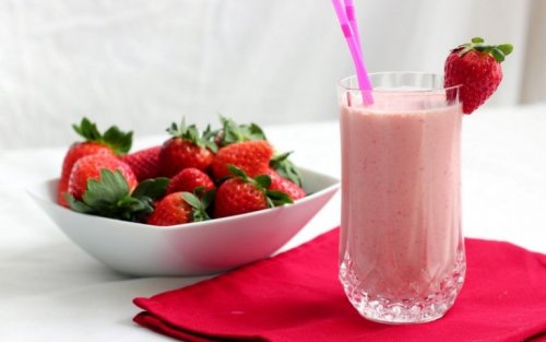 Mixgetränk mit Erdbeeren, Orange und Joghurt für ein gesundes Frühstück 