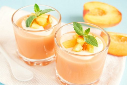 Mixgetränk mit Pfirsich und Mandeln für ein gesundes Frühstück 