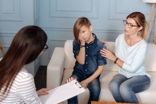 Mutter mit Psychopath beim Arzt