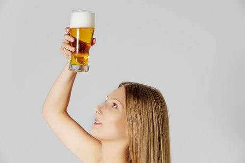 Bier hilft gegen trockenes Haar.