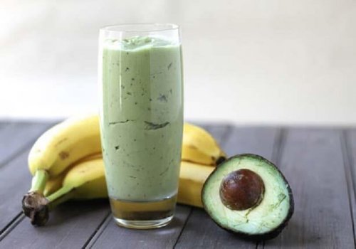 Gewichtsabnahme durch Grüntee in einem Mixgetränk mit Banane und Avocado