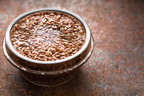 Hausgemachter Sirup mit Leinsamen