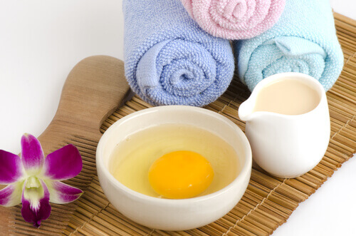 Mandeln in der Hautpflege können mit Eiern kombiniert werden.