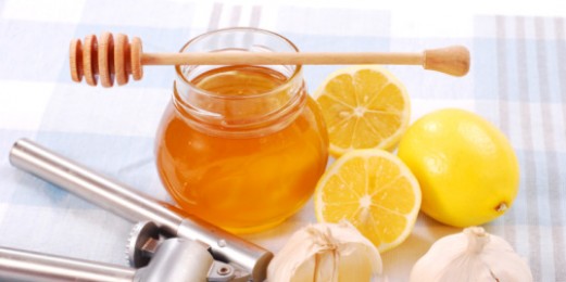 Mandeln in der Hautpflege können mit Honig kombiniert werden.