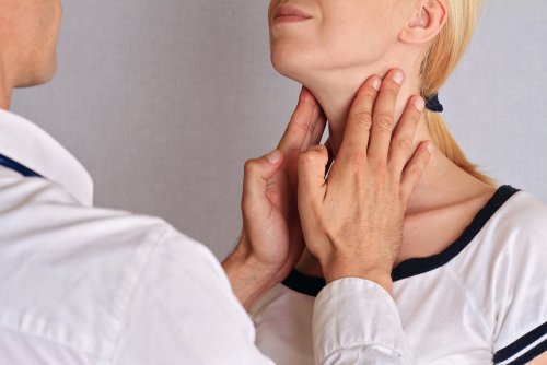 Arzt erklärt Frau die Physiologie der Schilddrüse und Hormonbildung 