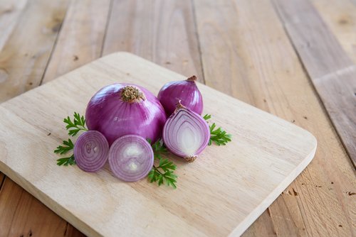 Rote Zwiebel als Naturheilmittel für ebenmäßige Hände