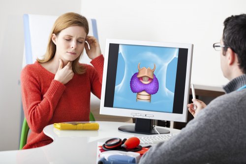Arzt erklärt Frau die Physiologie der Schilddrüse und Wirkung der Schilddrüsenhormone