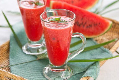 Detox-Getränke: Erfrischung mit Wassermelone und Erdbeere 