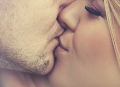 5 häufige Krankheiten, die durch Küsse übertragen werden