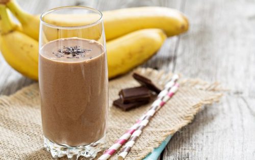 Frühstücksdrinks mit Schokolade, Erdbeeren und Banane
