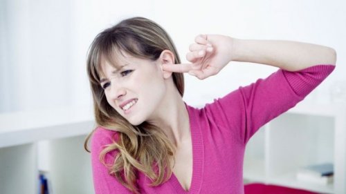 Frau braucht Behandlung gegen Tinnitus