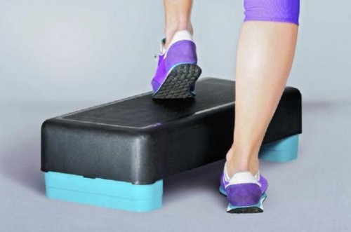 Step-Aerobic und andere Übungen für starke Knie