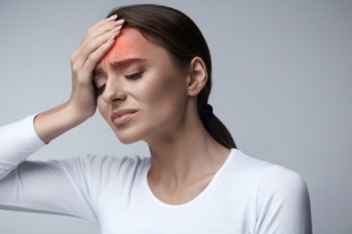 Frau mit Kopfschmerzen verzichtet auf Getränke, die den Blutdruck erhöhen