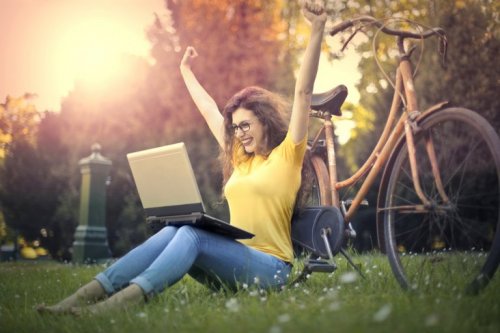 Frau mit Computer im Park möchte besseres Kurzzeitgedächtnis