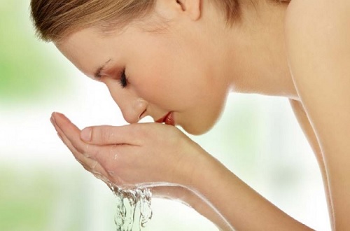 Falsche Hautpflege: du wäschst dir dein Gesicht nur einmal am Tag