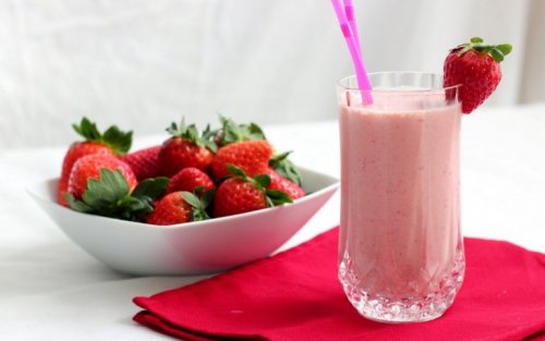 Frühstückdrinks mit Erdbeeren
