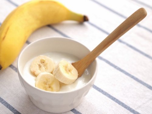 Joghurt und Banane gegen Schuppenflechte auf der Kopfhaut