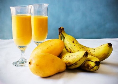 Drink mit Mango und Banane zur Reinigung der Leber