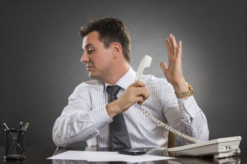 Mann zeigt emotionale Stärke am Telefon