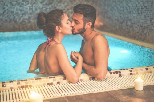 Frau und Mann haben Sex im Schwimmbad