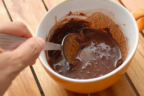 Kakaopulver und Olivenöl gegen Stirnfalten