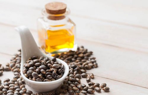 Rizinusöl, Rosenwasser und Milch gegen Stirnfalten