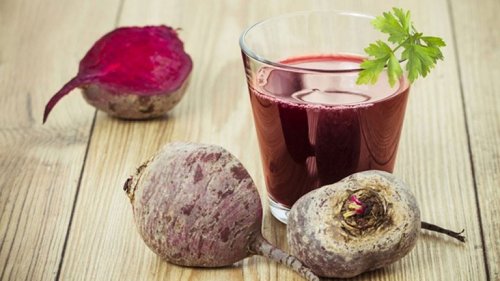 Mixgetränk aus Heidelbeeren, Roter Bete und Zitrone zur Reinigung der Leber