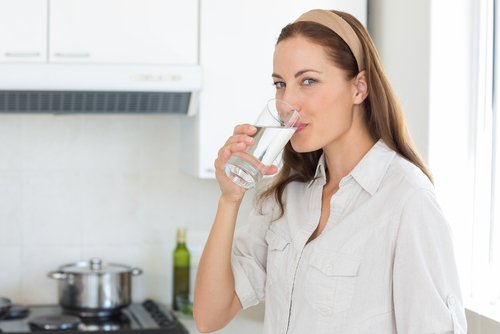 Wasser trinken um Gesicht mit natürlichen Hausmitteln zu verjüngen