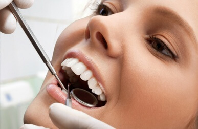 Zahnfleischbluten als Anzeichen für Vitaminmangel