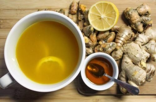 Bekämpfe Erkältungen mit selbstgemachtem Honig-Ingwer-Sirup- Zubereitung