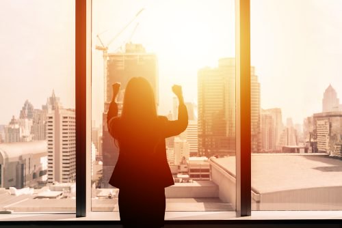 Frau am Fenster will akzeptieren wie sie ist
