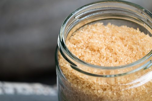 Ein Hautpeeling aus natürlichen Produkten herstellen - mit braunem Zucker.