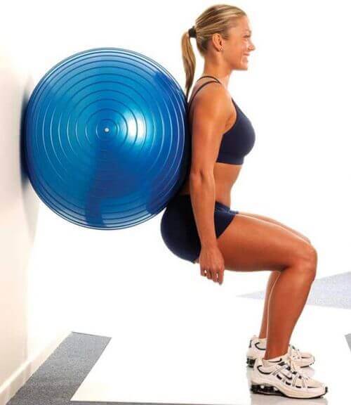 Frau macht Squats für Hintern