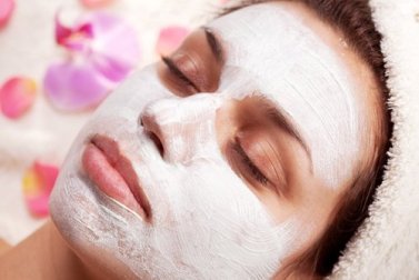 Die erstaunlichen Vorteile einer Joghurt-Zitronen-Gesichtsmaske