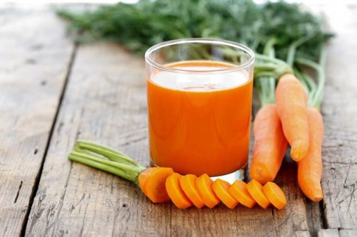 Nierenentgiftung mit Karotten-Gurken-Saft