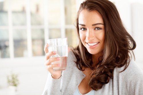 Mundtrockenheit verhindern mit Wassertrinken.