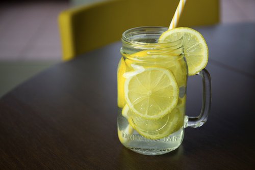 Mundtrockenheit verhindern indem man Zitronensaft trinkt.