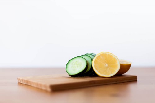 Peeling-Maske mit Gelatine, Gurke und Zitrone