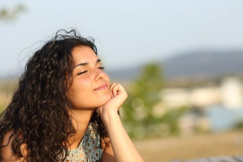 Frau genießt Sonne