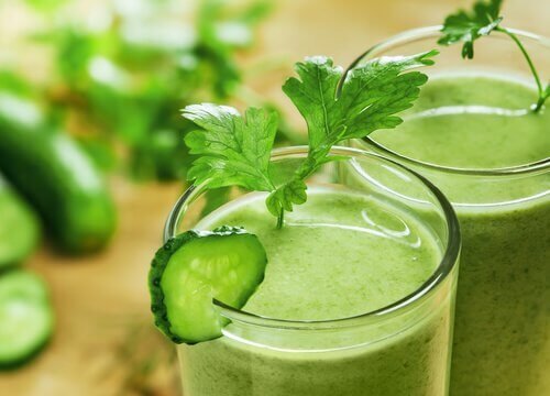 Schlaflosigkeit mit Salat, Gurke Smoothie bekämpfen