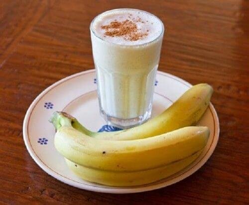 Schlaflosigkeit mit Banane Joghurt Smoothie bekämpfen