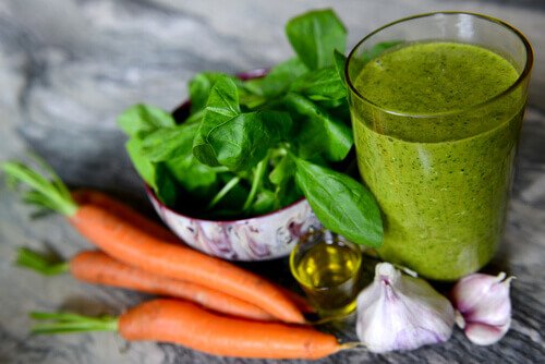 Schlaflosigkeit mit Karotten Spinat Smoothie bekämpfen