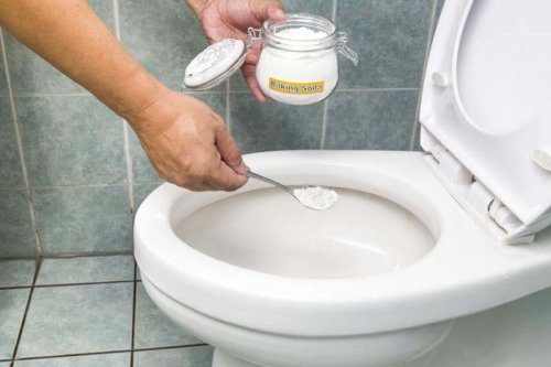Soda, Wasserstoffperoxid und Zitrone wirken stark, um Urinstein zu entfernen.